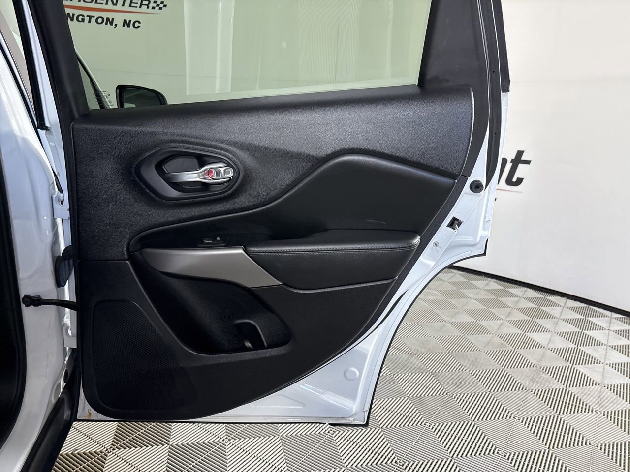 Used 2021 Jeep Cherokee Limited image 26