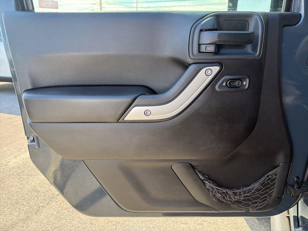 Used 2016 Jeep Wrangler Unlimited Rubicon w/ Connectivity Group image 28