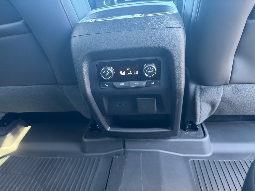 New 2027 Chevrolet Traverse RS w/ LPO, Floor Liner Package AWD/4WD image 41