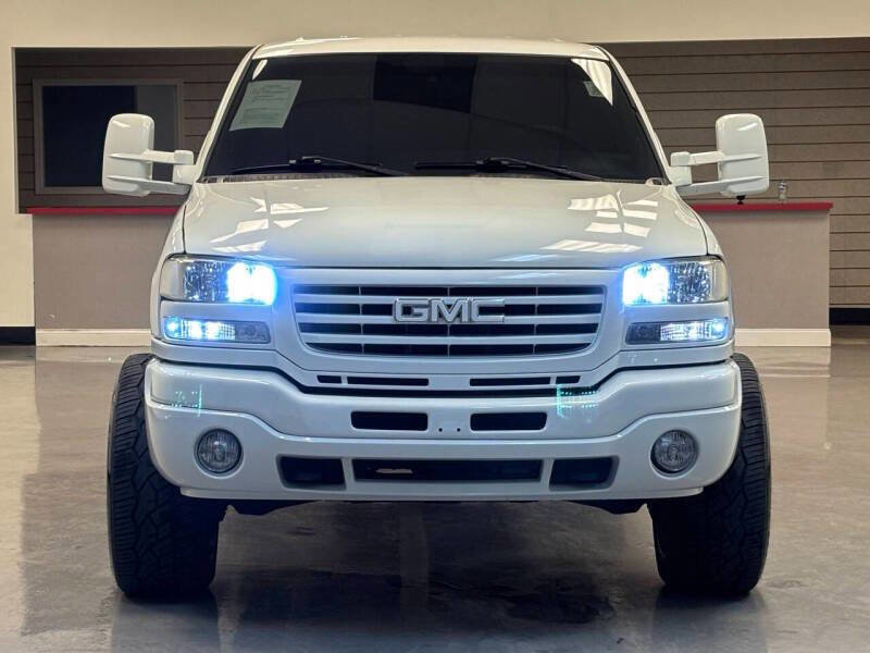 Used 2007 GMC Sierra 2500 W/T w/ Skid Plate Package AWD/4WD image 3