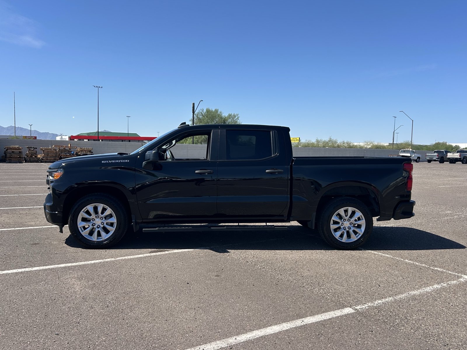 Used 2022 Chevrolet Silverado 1500 Custom RWD image 2