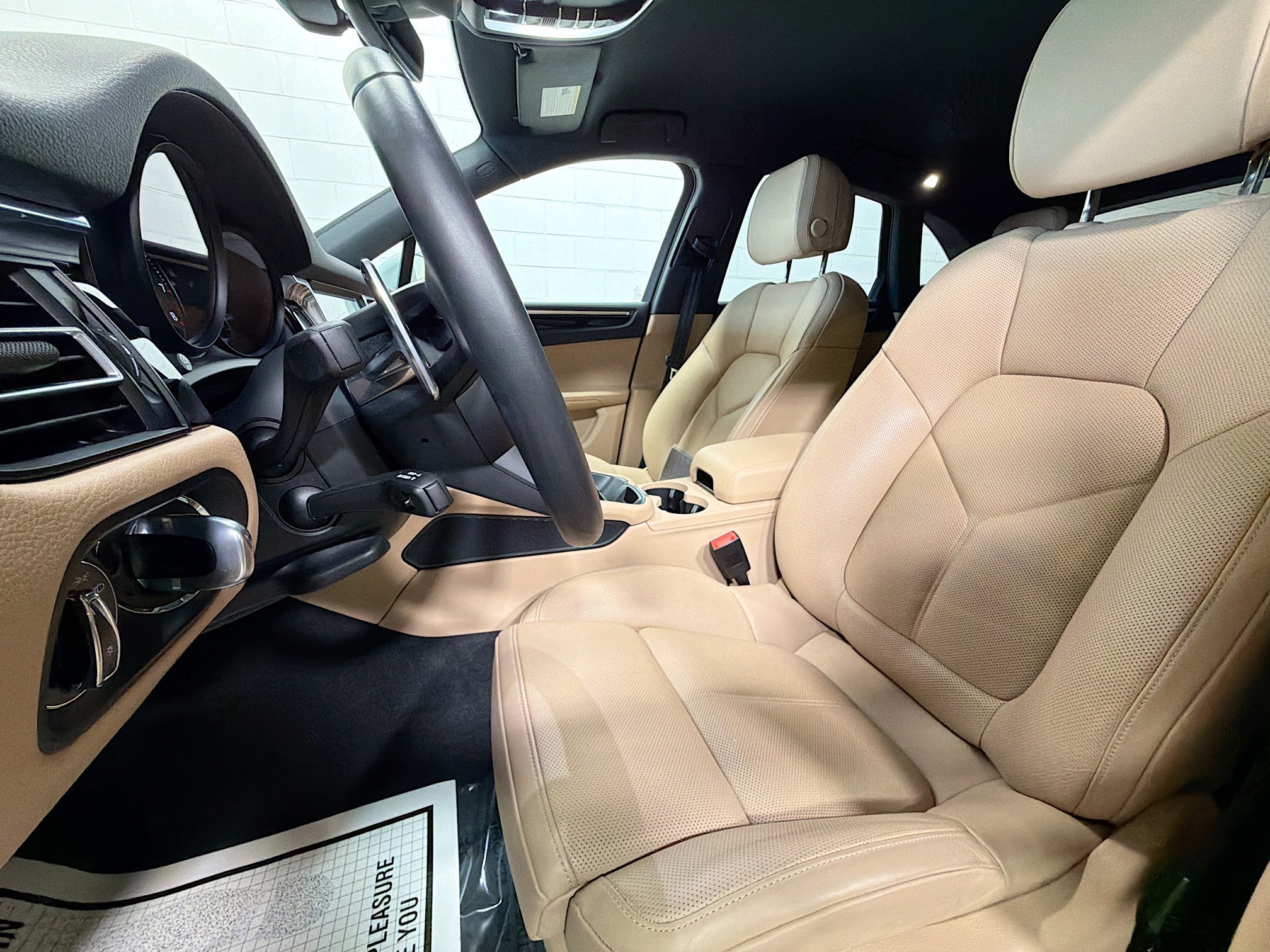 Certified 2025 Porsche Macan image 5