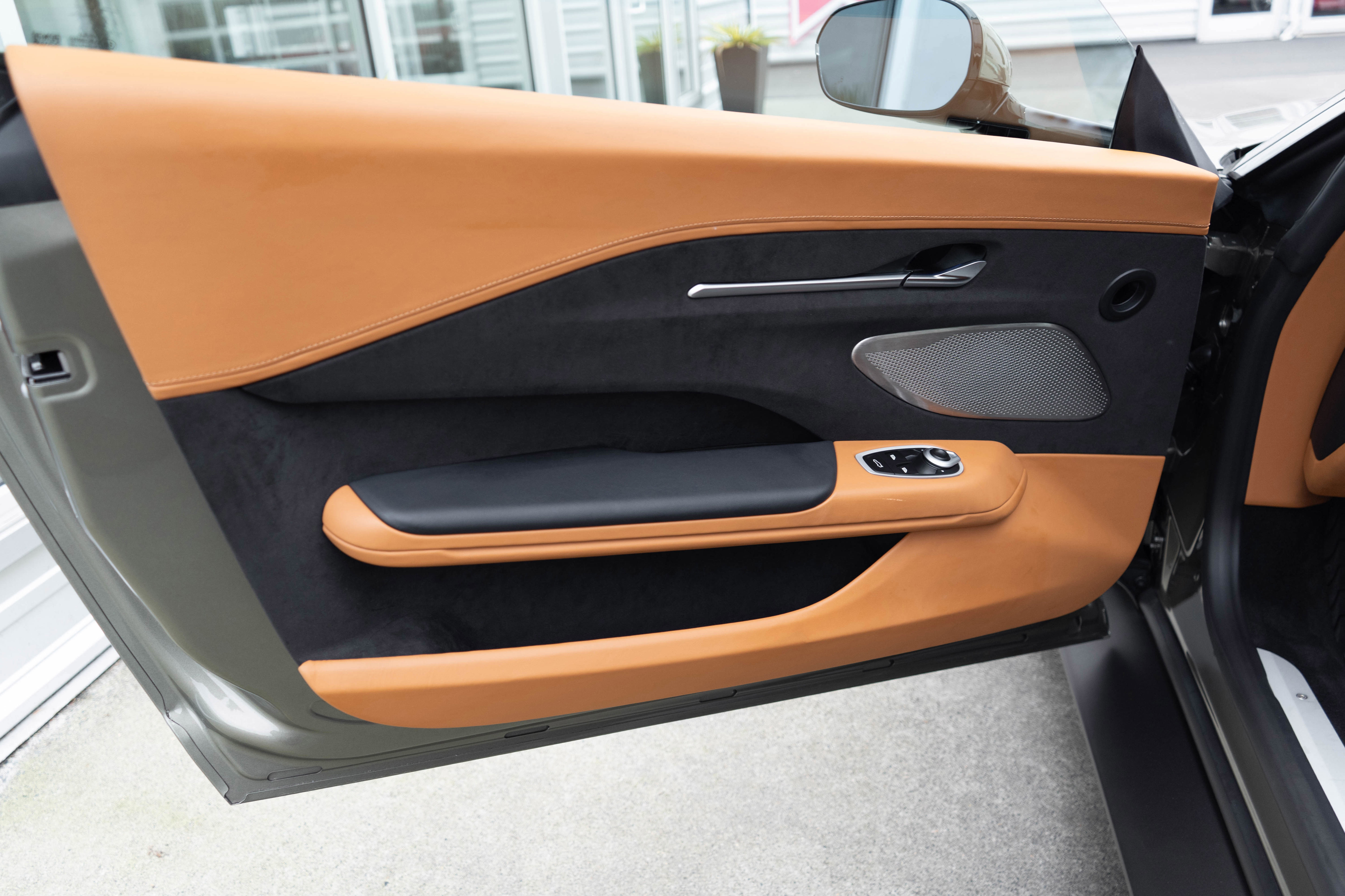 Used 2025 Aston Martin V8 Vantage Coupe image 13