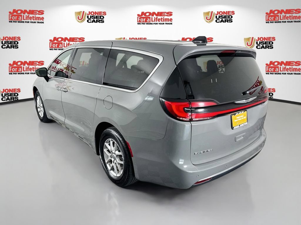 Used 2025 Chrysler Pacifica Select FWD image 2