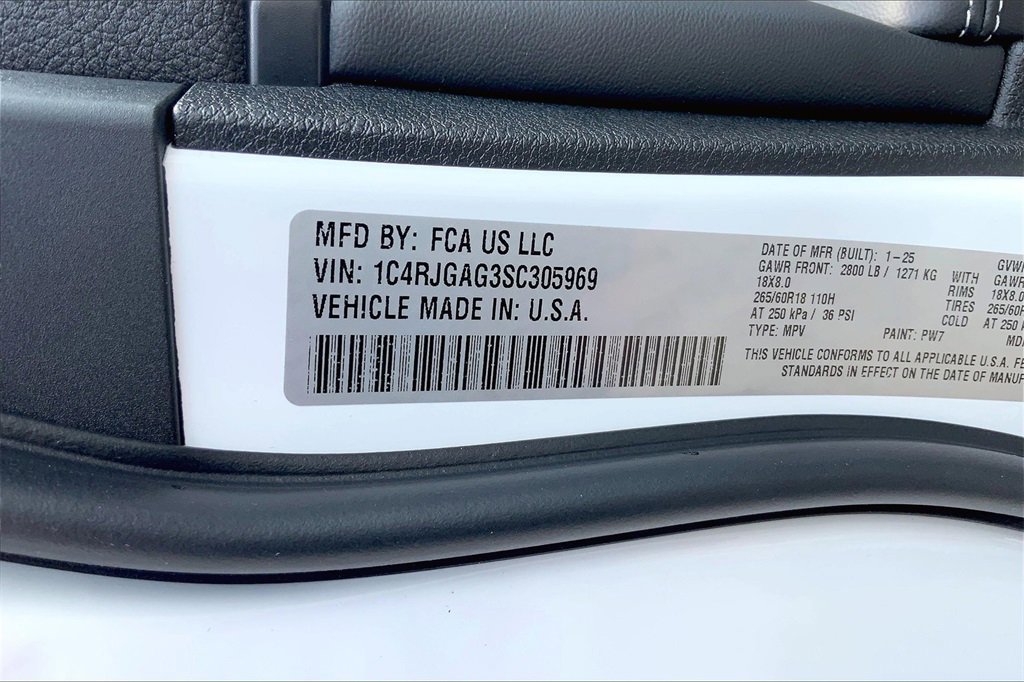 Used 2025 Jeep Grand Cherokee Laredo X image 33