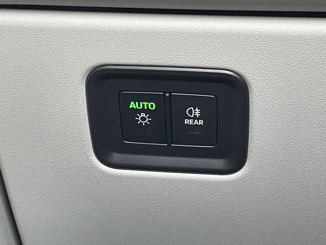 Certified 2026 Porsche Macan 4 Electric AWD/4WD image 37