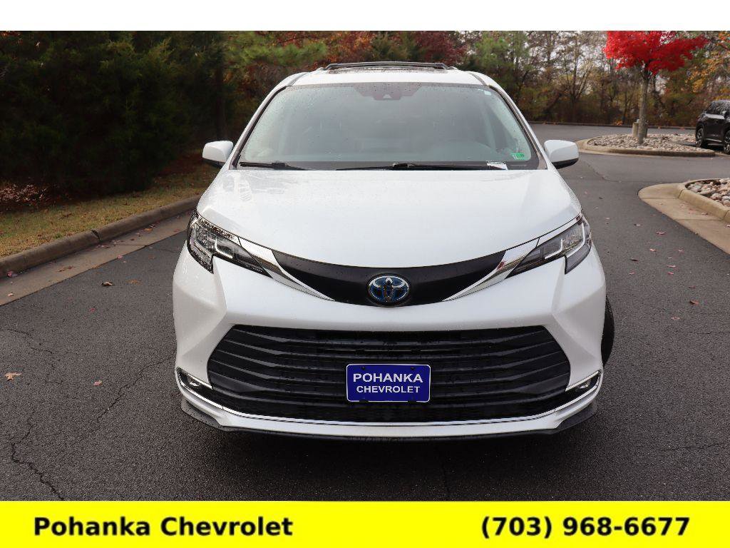 Used 2022 Toyota Sienna XLE image 2