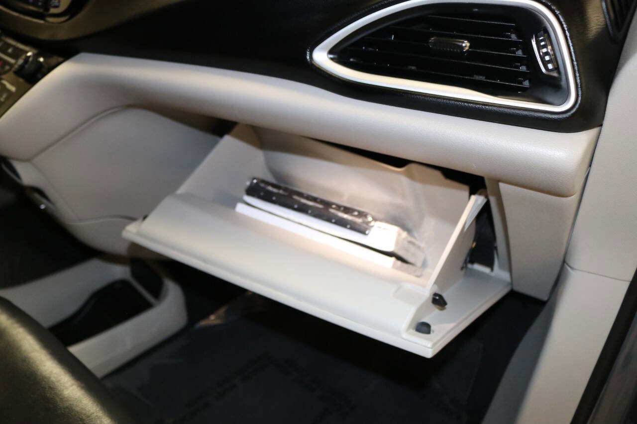 Used 2023 Chrysler Pacifica Touring-L image 91