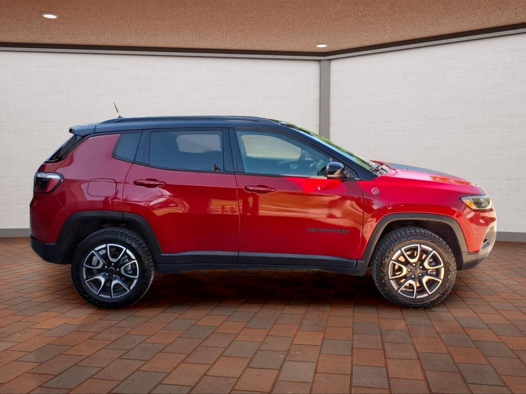 Used 2025 Jeep Compass Trailhawk AWD/4WD image 4