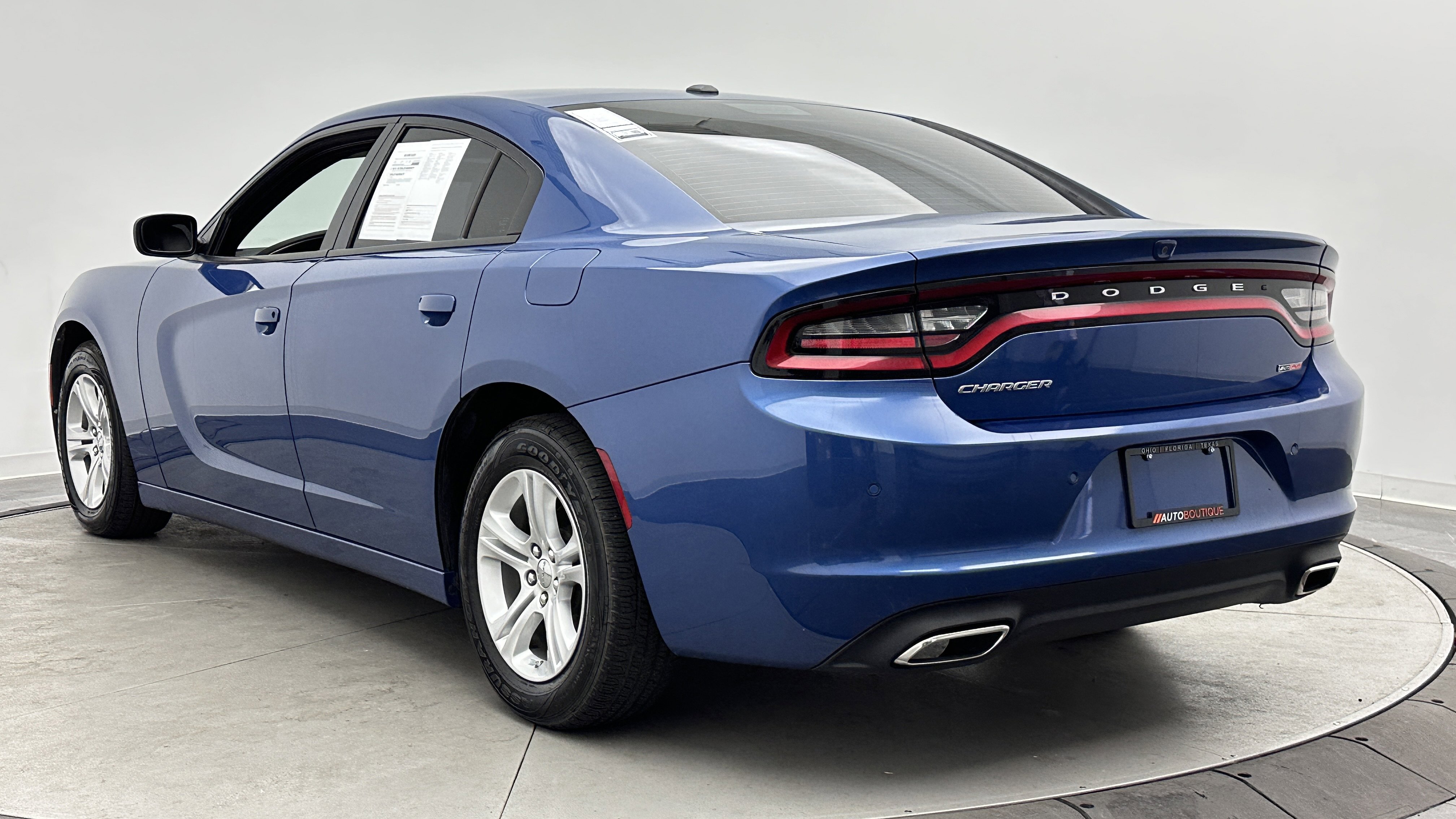 Used 2022 Dodge Charger SXT w/ Leather Interior Group RWD image 6