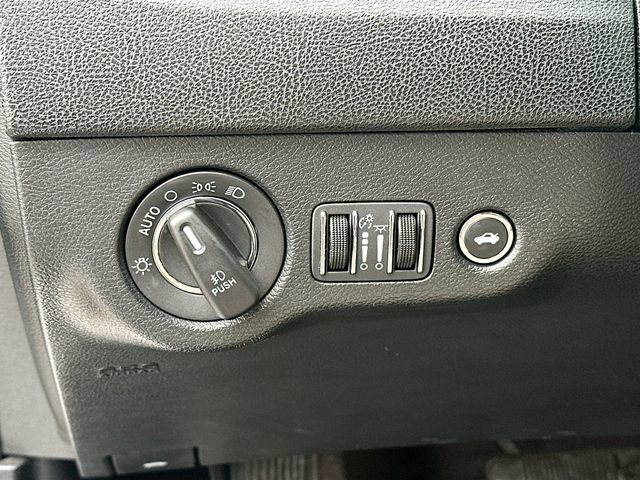 Used 2018 Chrysler 300 Limited w/ Safetytec Plus Group image 11