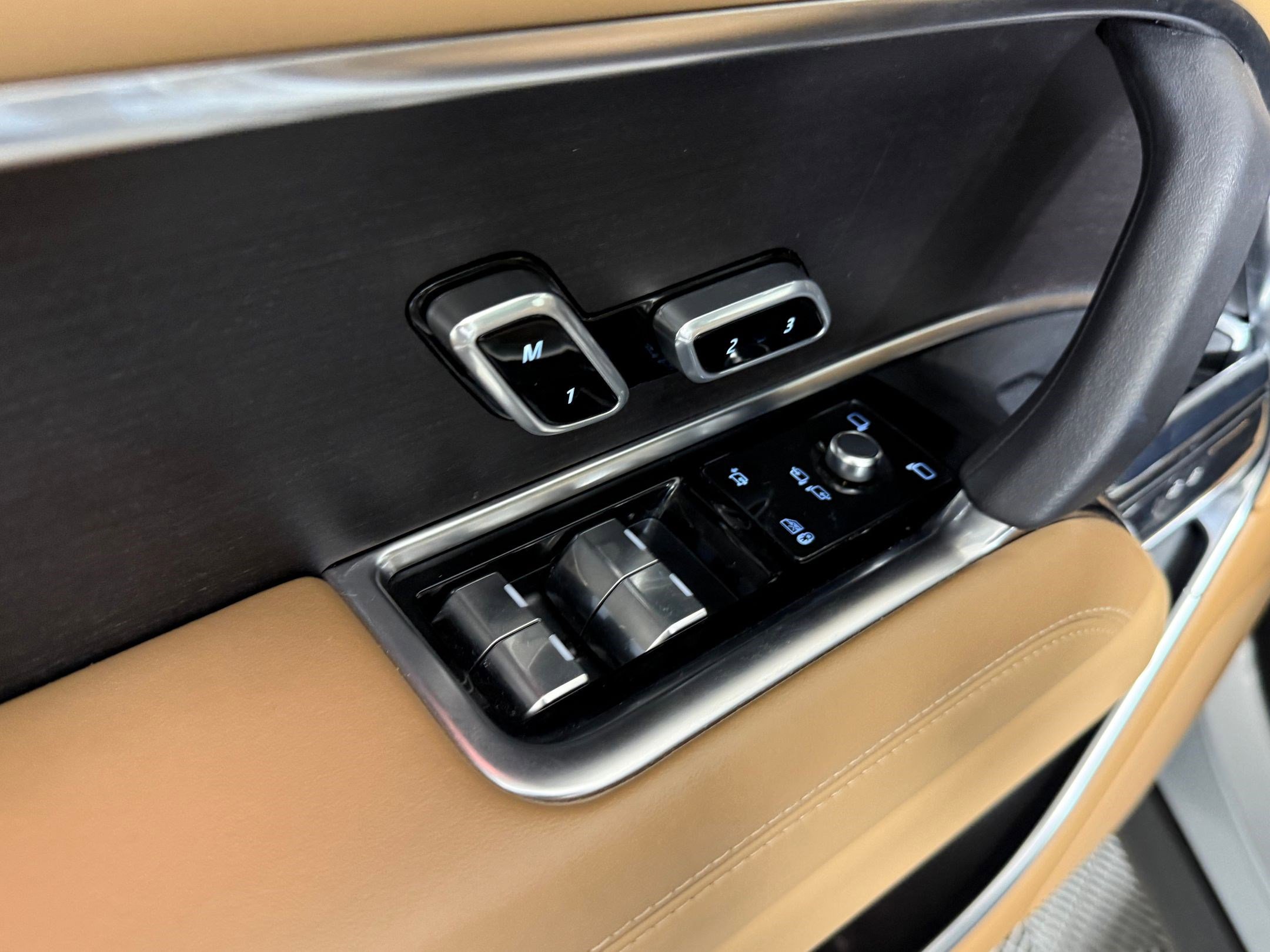 Used 2023 Land Rover Range Rover Long Wheelbase SE image 19