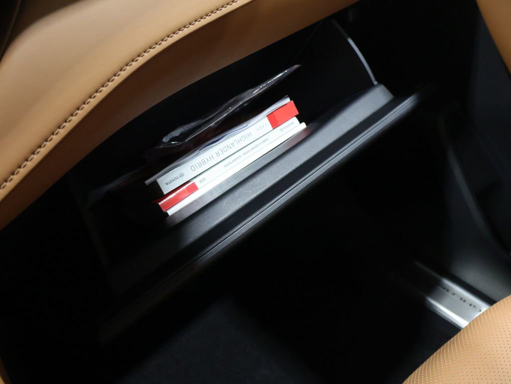 Used 2025 Toyota Highlander Platinum image 37