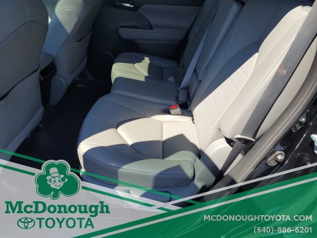 Used 2021 Toyota Highlander XLE image 23