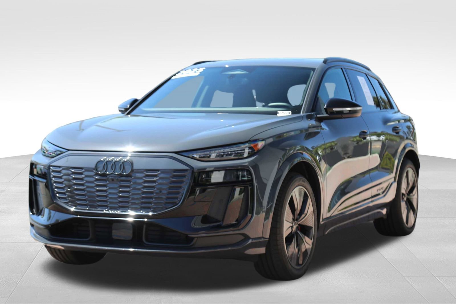 Certified 2025 Audi SQ6 e-tron Prestige AWD/4WD image 3