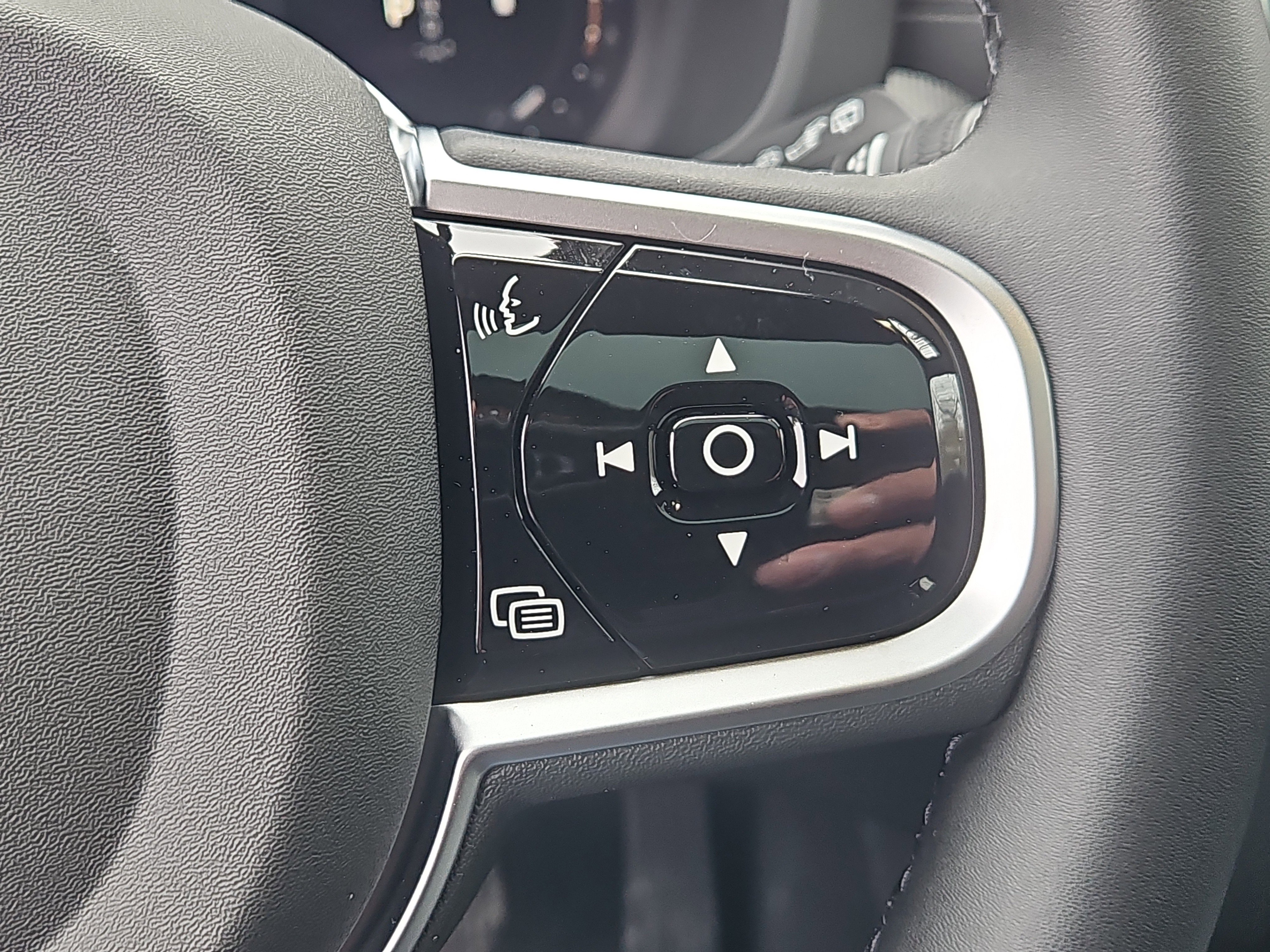 New 2026 Volvo XC60 B5 Ultra w/ Protection Package Premier AWD/4WD image 17