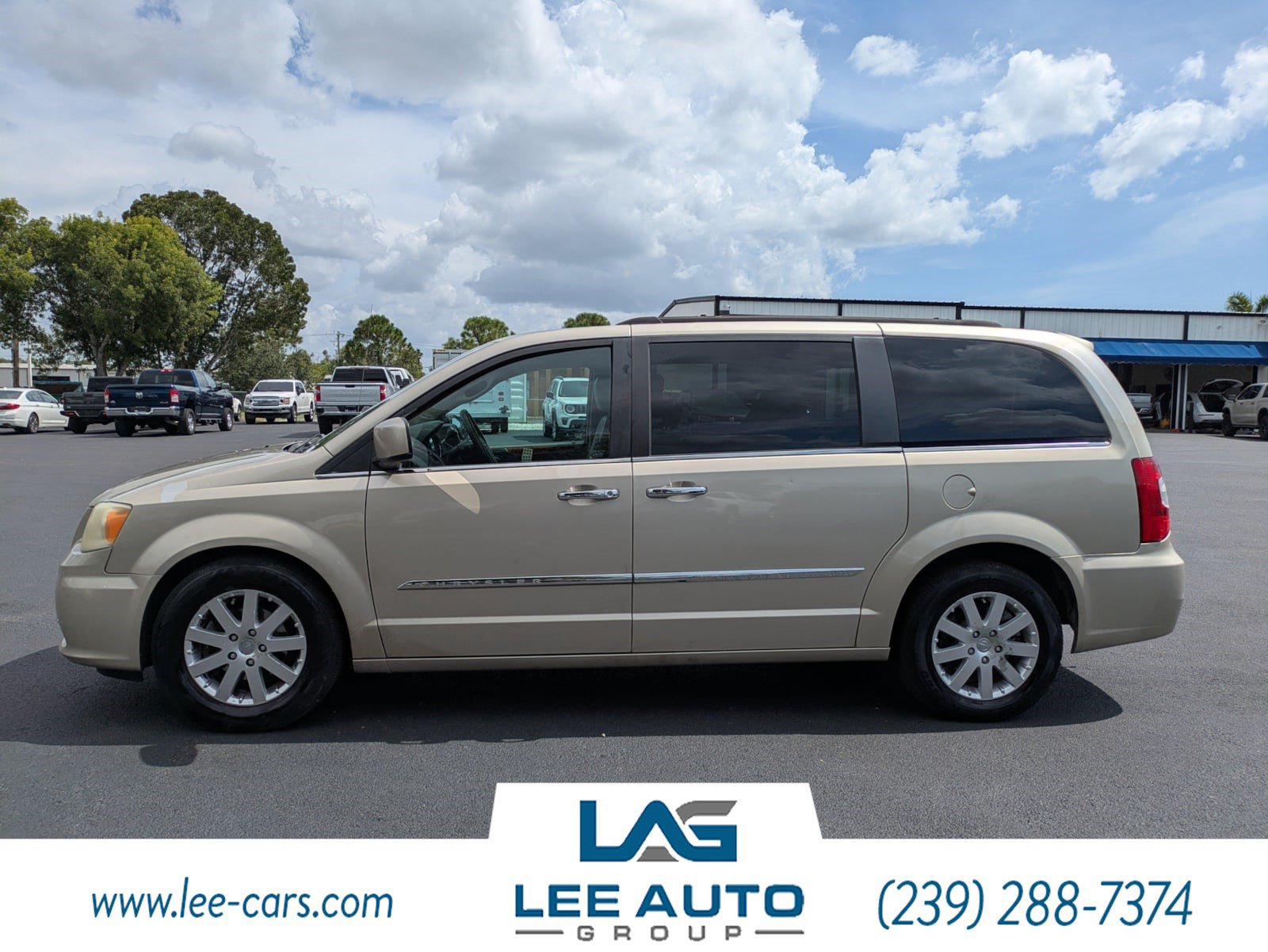 Used 2014 Chrysler Town & Country Touring w/ Driver Convenience Group FWD image 6