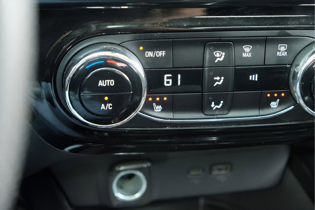 Used 2025 Chevrolet Trax RS w/ Sunroof Package FWD image 16