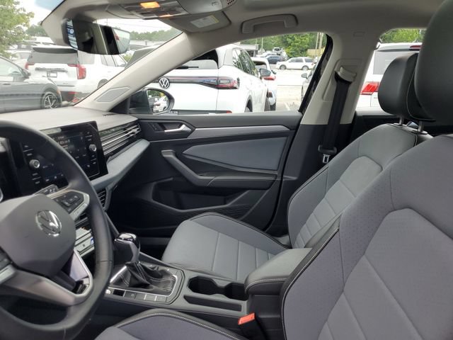 Used 2025 Volkswagen Jetta SE w/ Sunroof Package FWD image 22