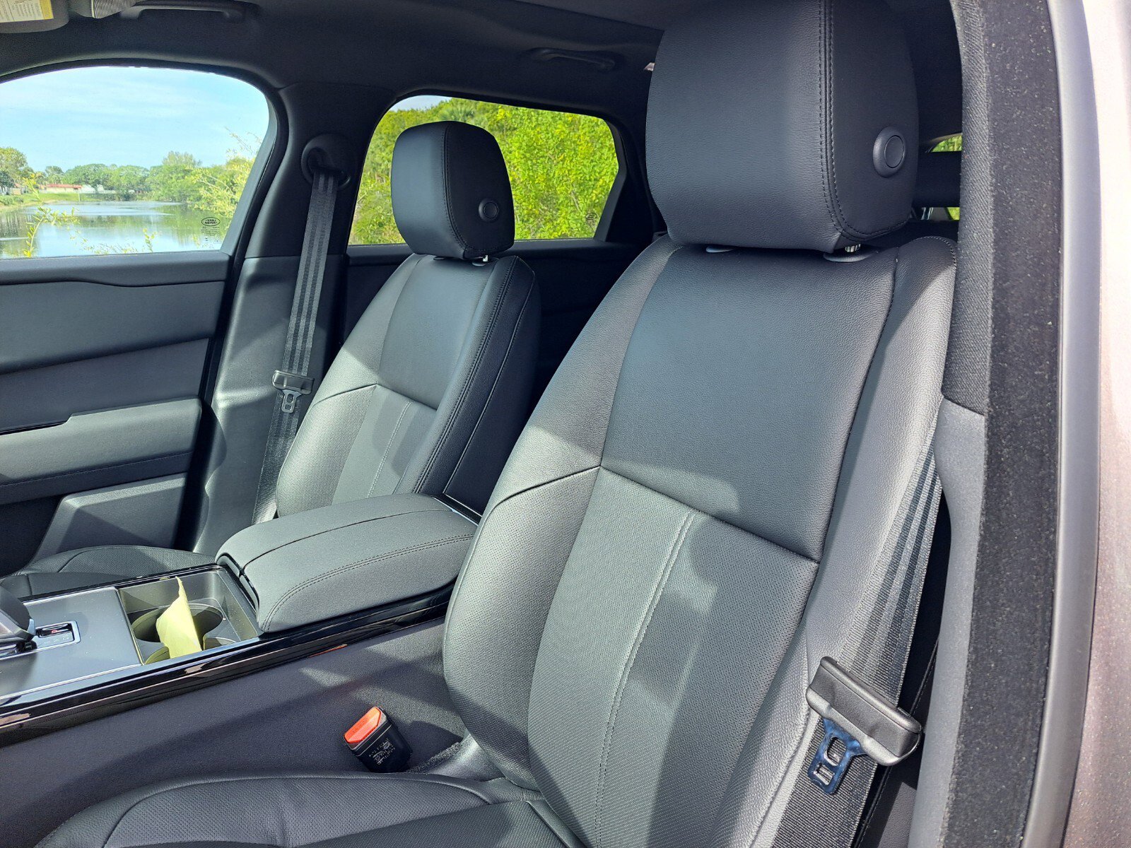 New 2025 Land Rover Range Rover Velar Dynamic SE image 8