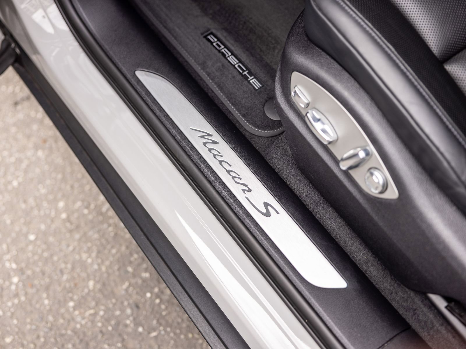 Certified 2024 Porsche Macan S image 28