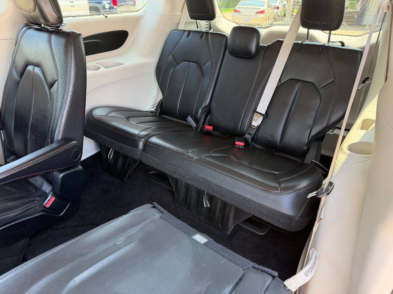 Used 2018 Chrysler Pacifica Touring-L FWD image 13