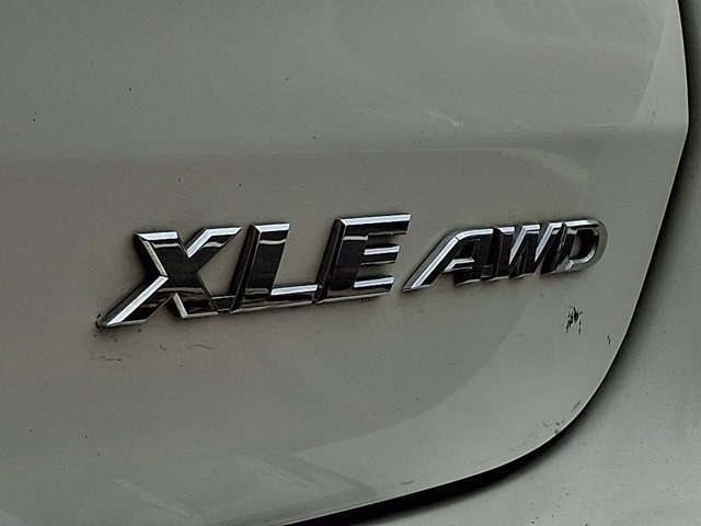 Used 2019 Toyota Highlander XLE AWD/4WD image 32
