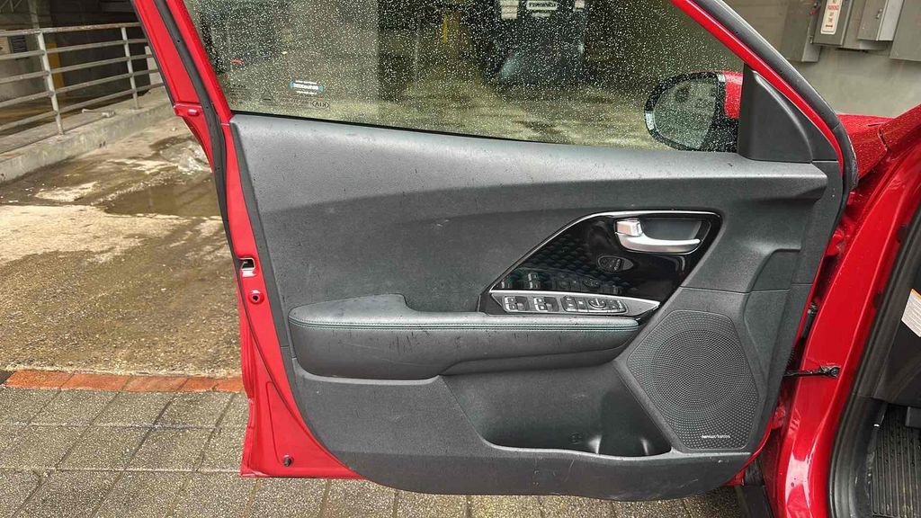 Used 2022 Kia Niro EX Premium w/ Cold Weather Package image 10