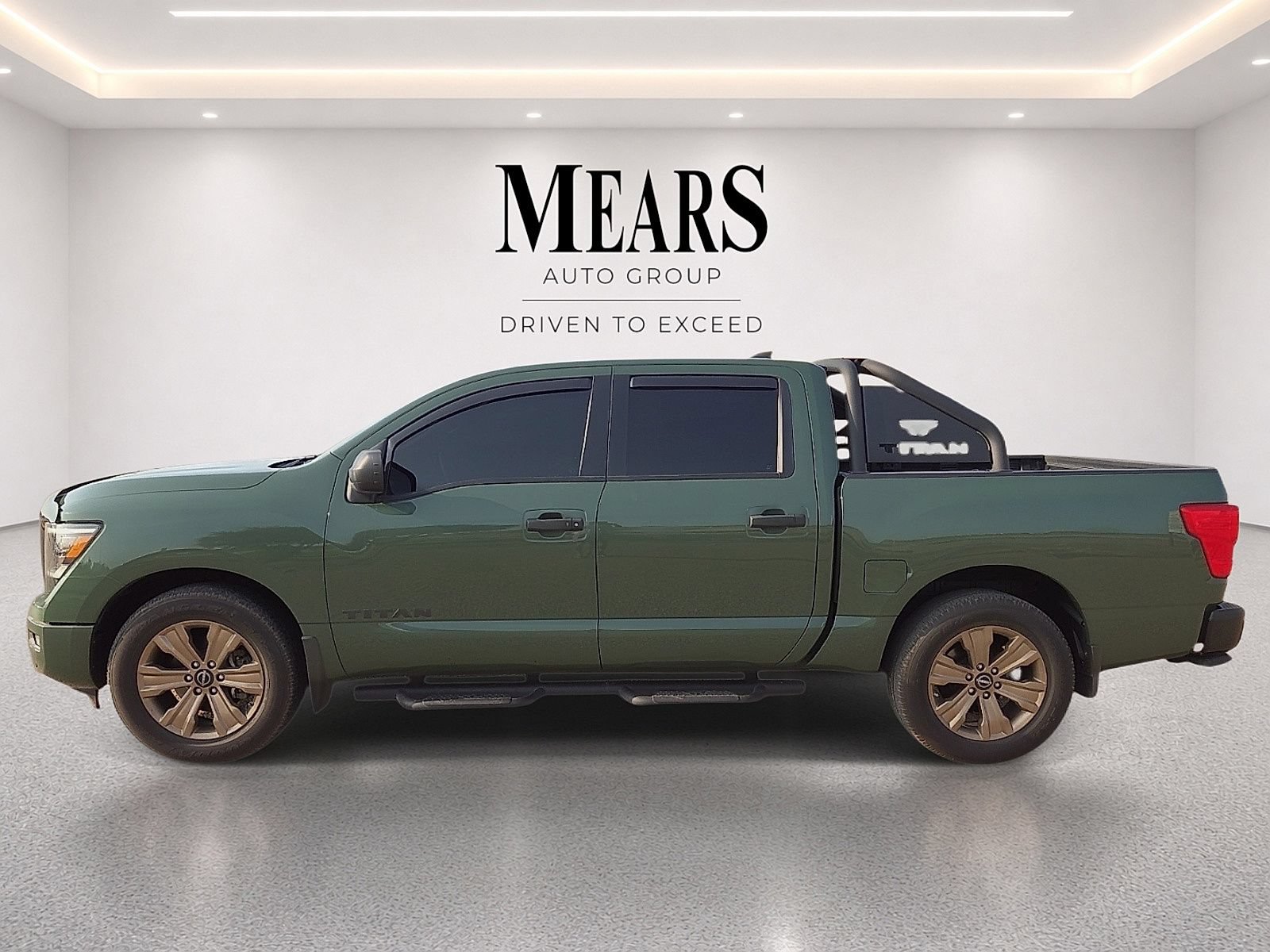 Used 2024 Nissan Titan SV w/ SV Bronze Edition Package RWD image 2