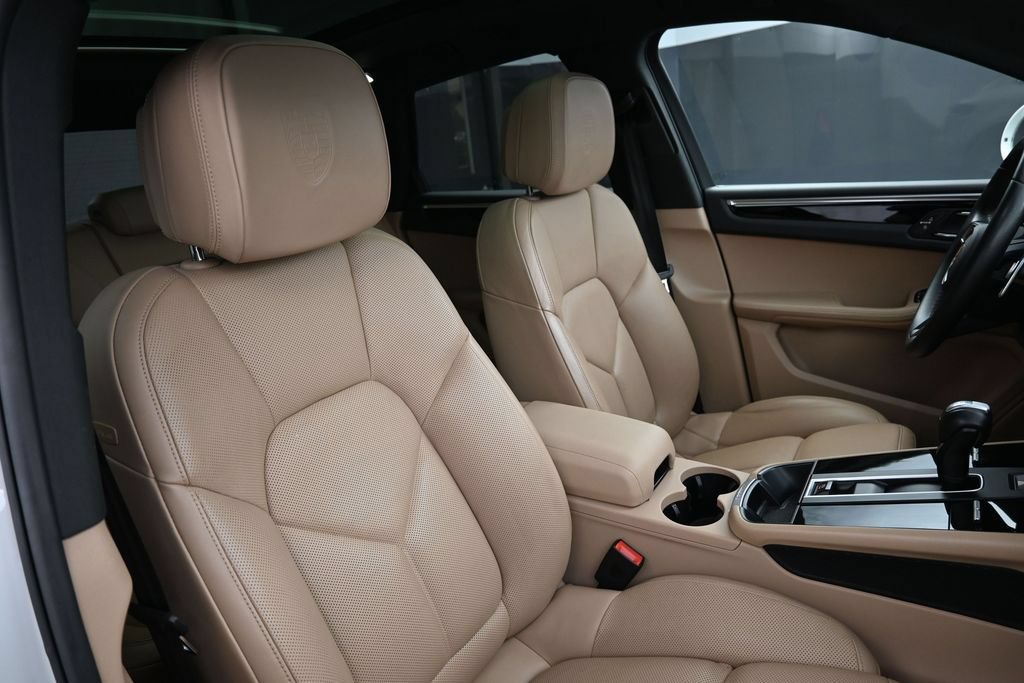 Certified 2022 Porsche Macan AWD/4WD image 30
