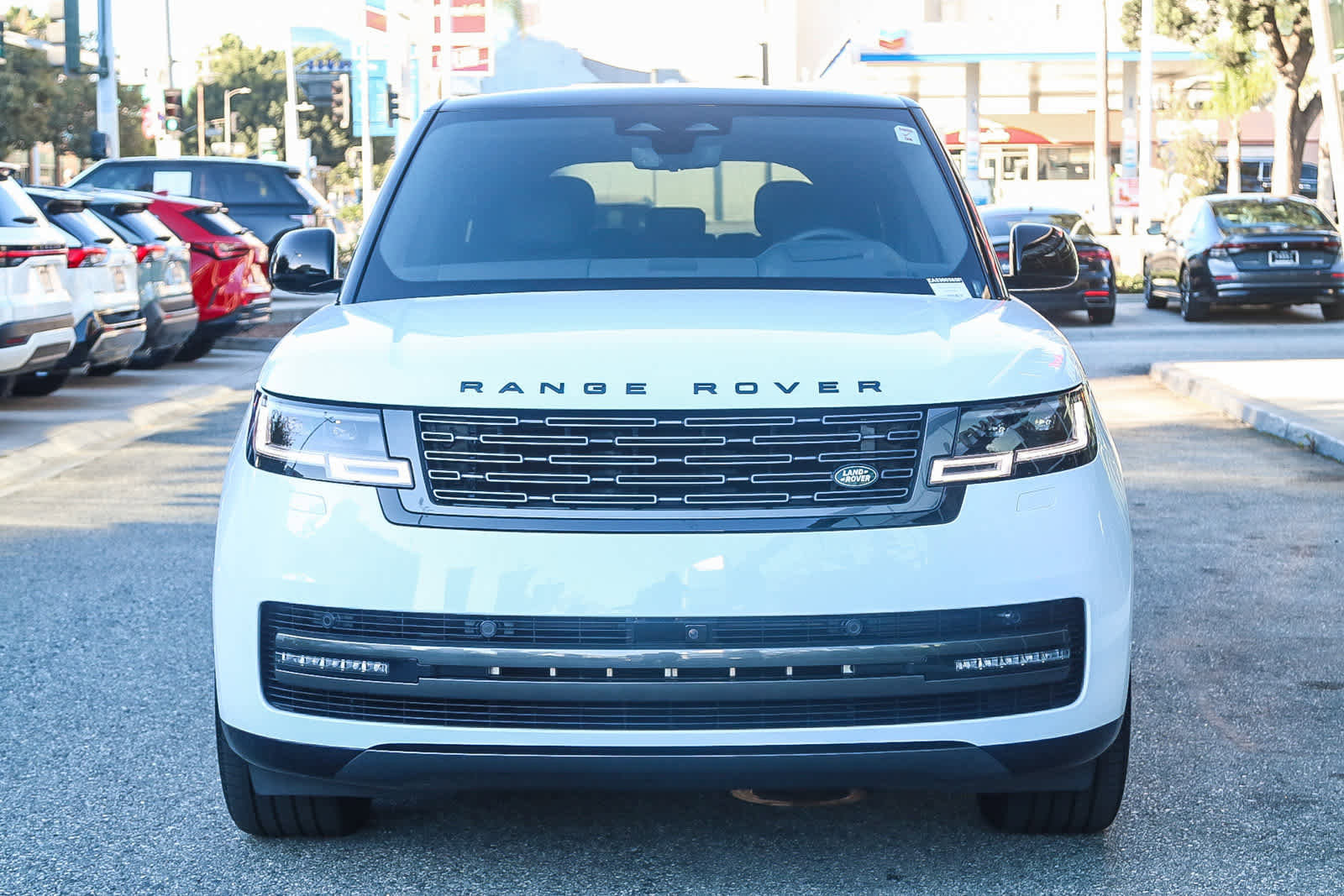 Used 2025 Land Rover Range Rover SE image 2