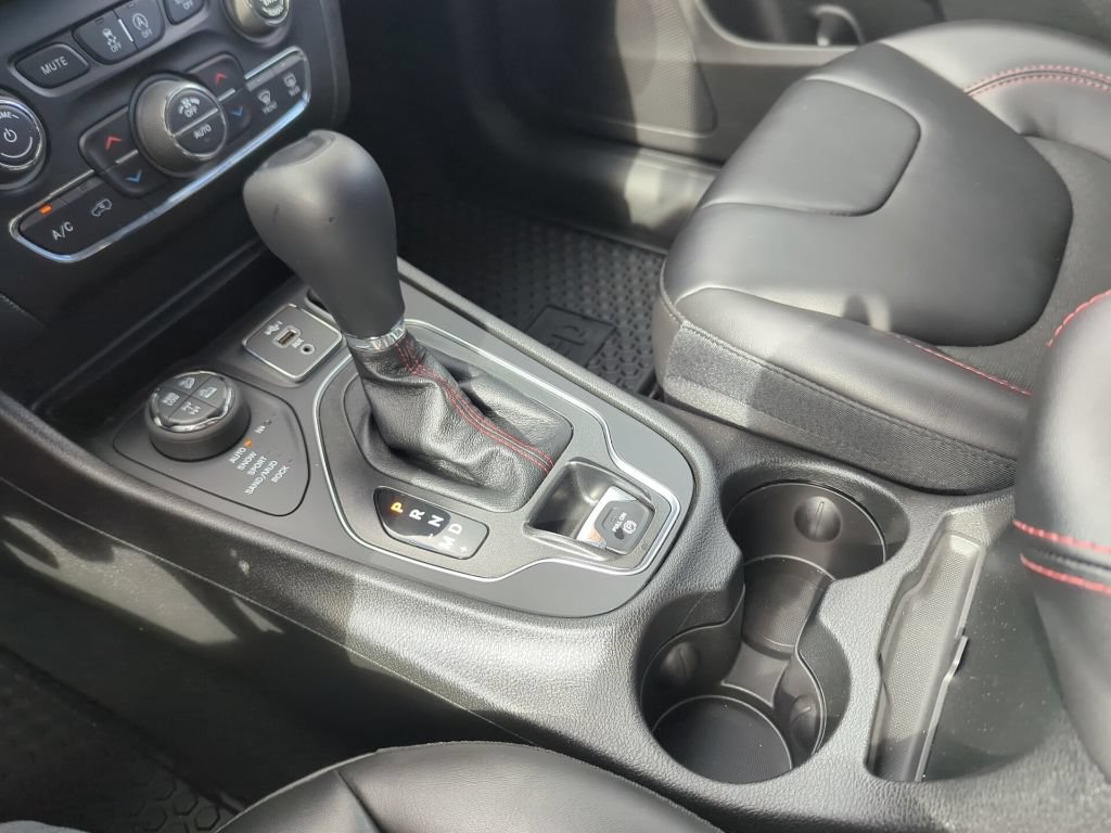 Used 2022 Jeep Cherokee Trailhawk AWD/4WD image 22