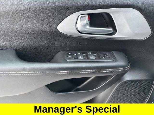 Used 2024 Chrysler Pacifica Touring image 13