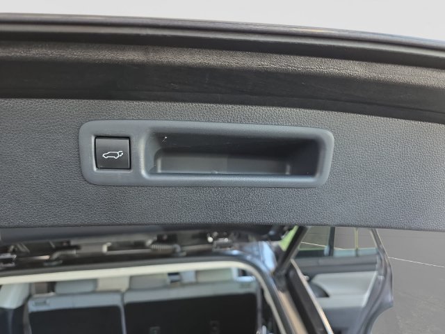 Used 2021 Toyota Highlander XLE FWD image 31