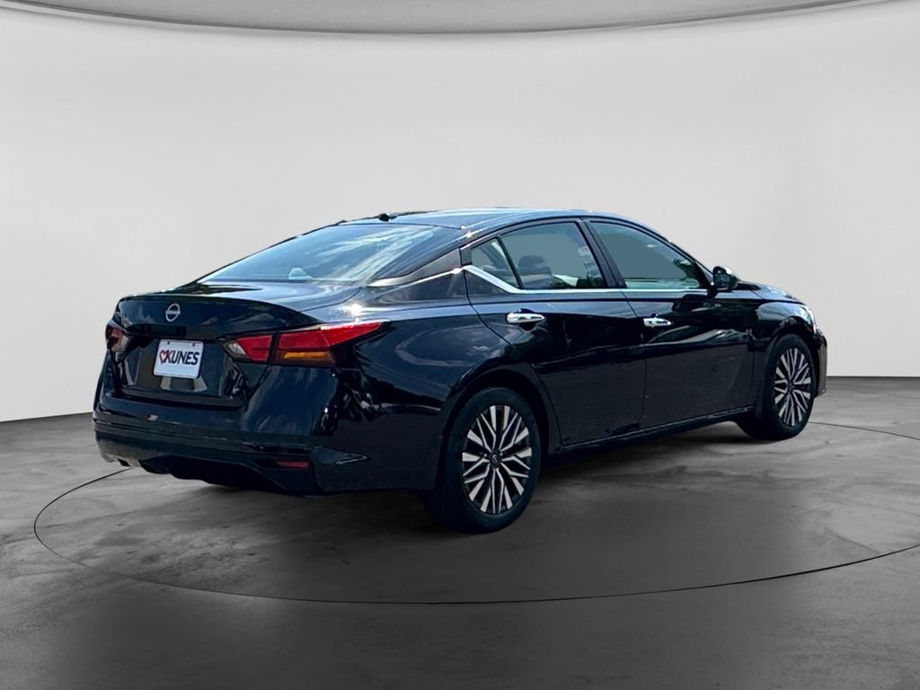 Used 2025 Nissan Altima 2.5 SV FWD image 9