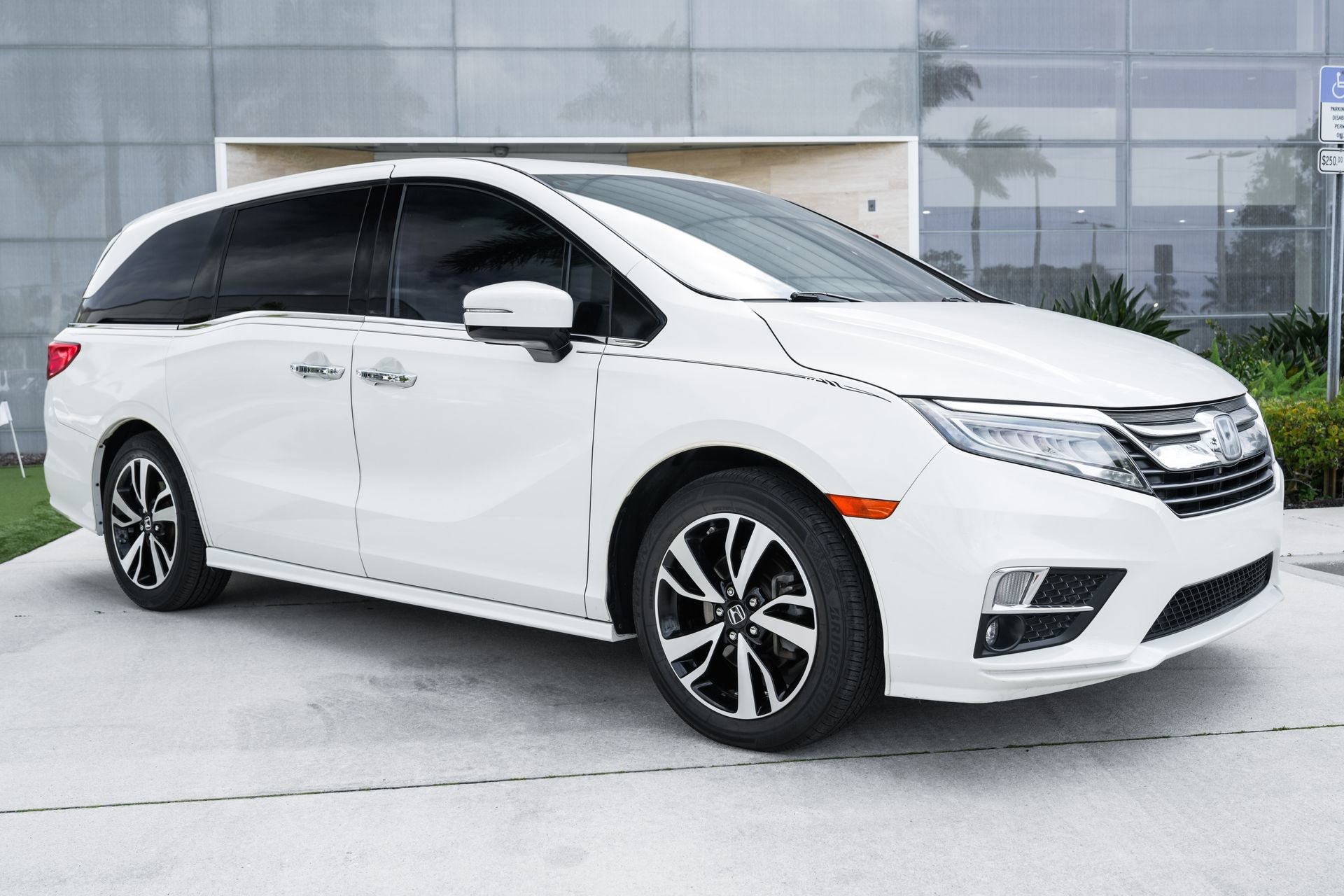 Used 2019 Honda Odyssey Elite image 3