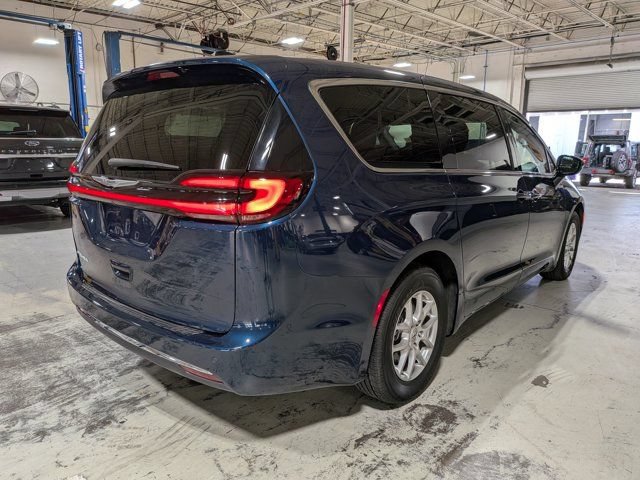 Used 2025 Chrysler Pacifica Select FWD image 4