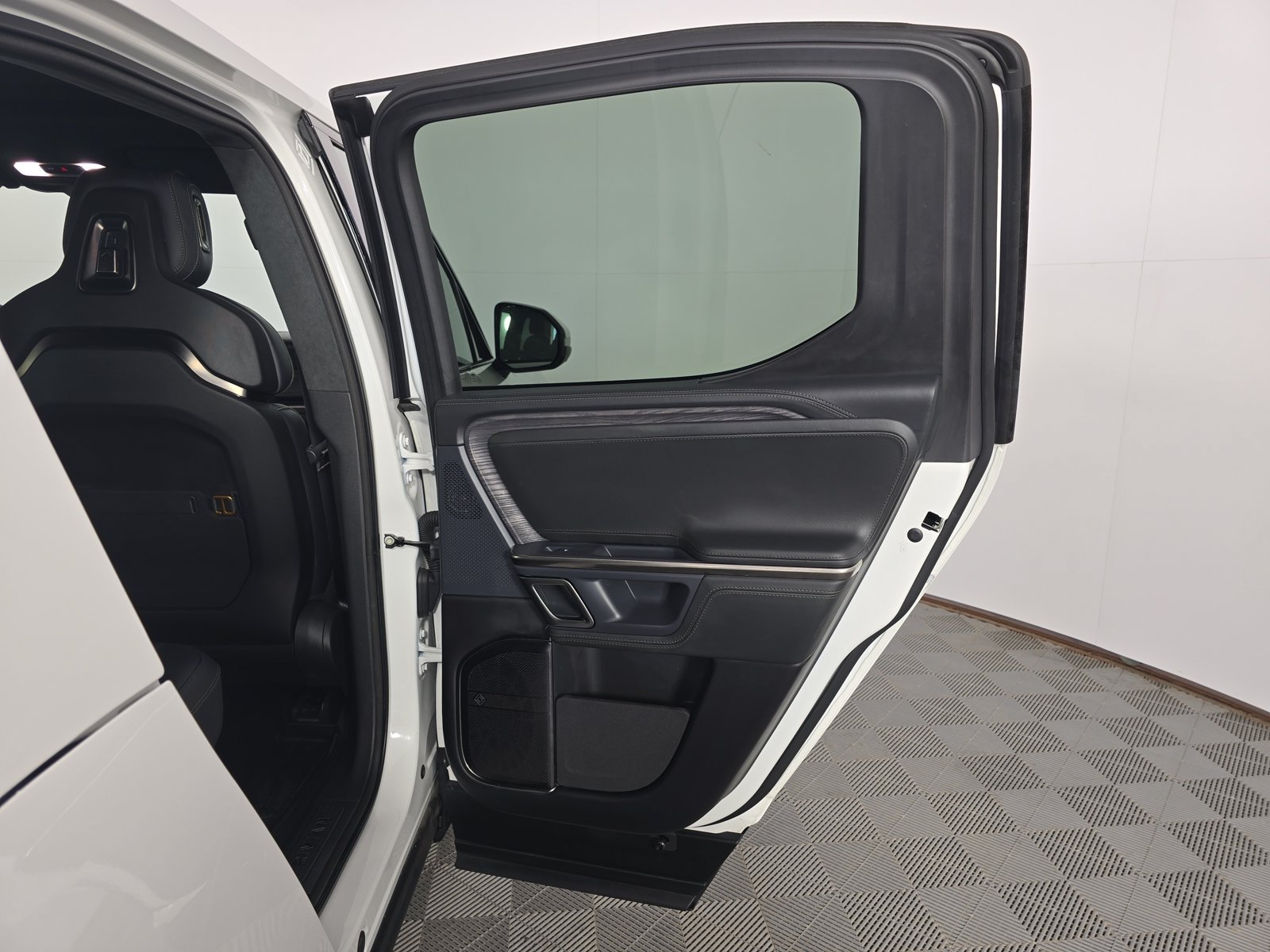 Used 2024 Rivian R1T Adventure Dual AWD/4WD image 19