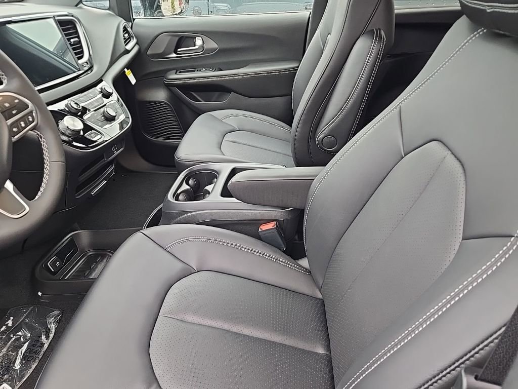 New 2026 Chrysler Voyager LX image 6