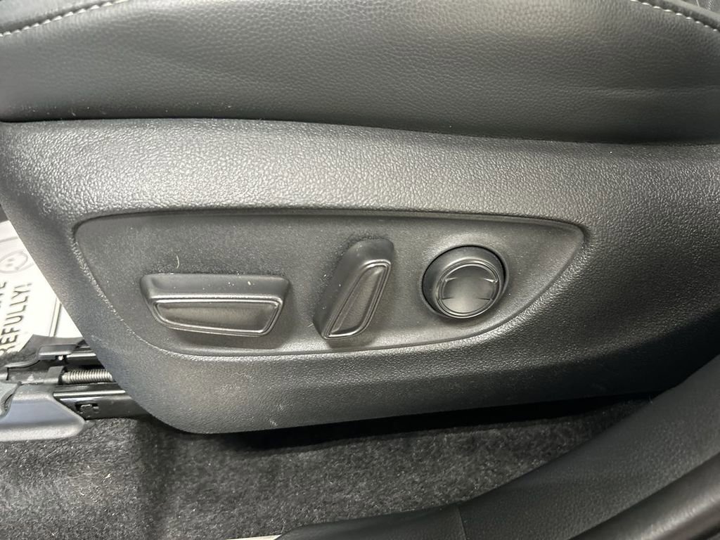 Used 2025 Toyota Highlander XLE AWD/4WD image 10