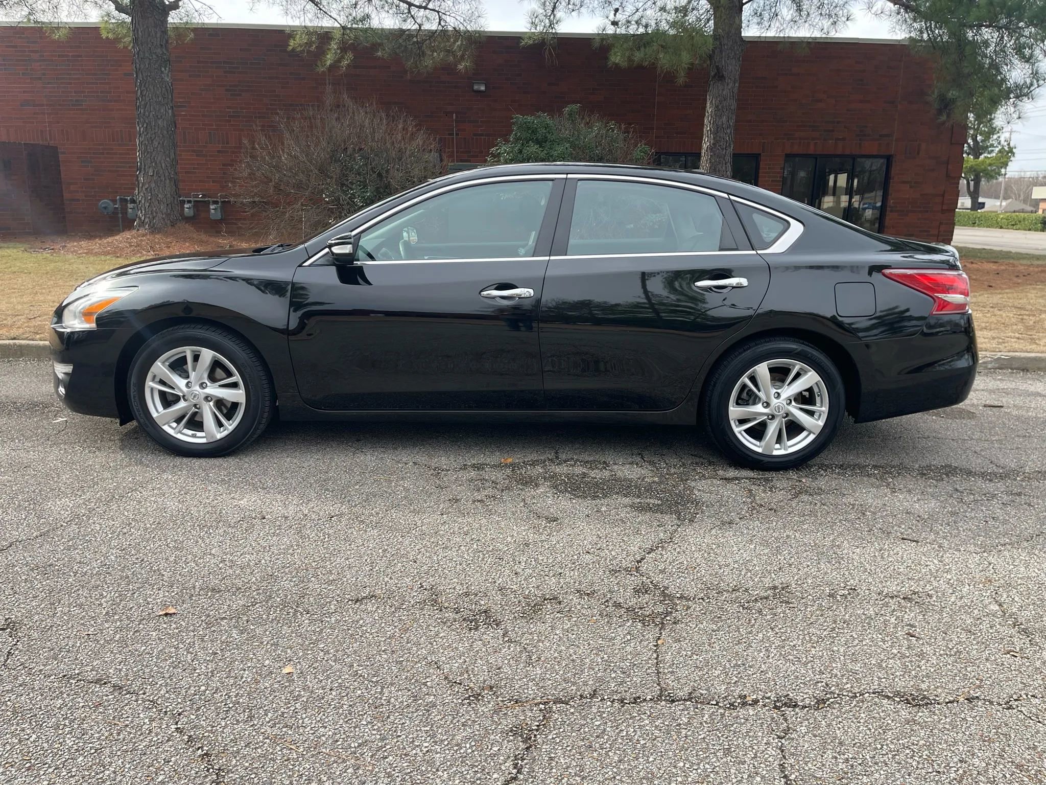 Used 2013 Nissan Altima 2.5 SL w/ Technology Pkg image 2