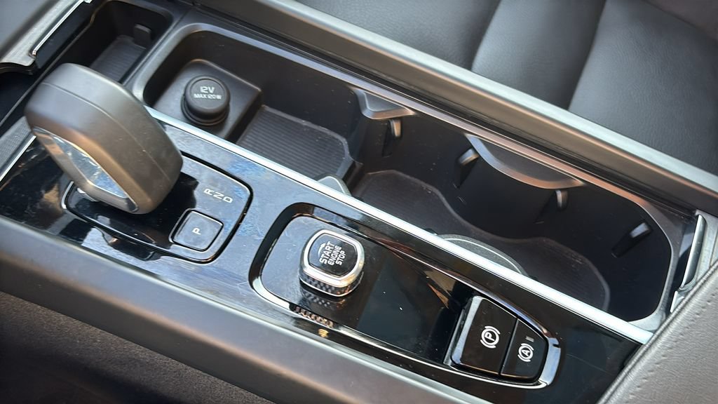 Certified 2025 Volvo XC60 B5 Plus AWD/4WD image 21