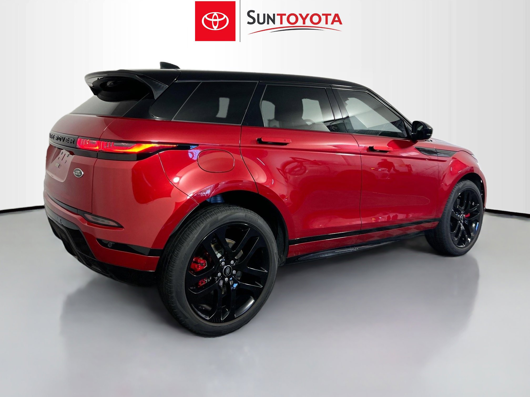 Used 2023 Land Rover Range Rover Evoque R-Dynamic SE image 4