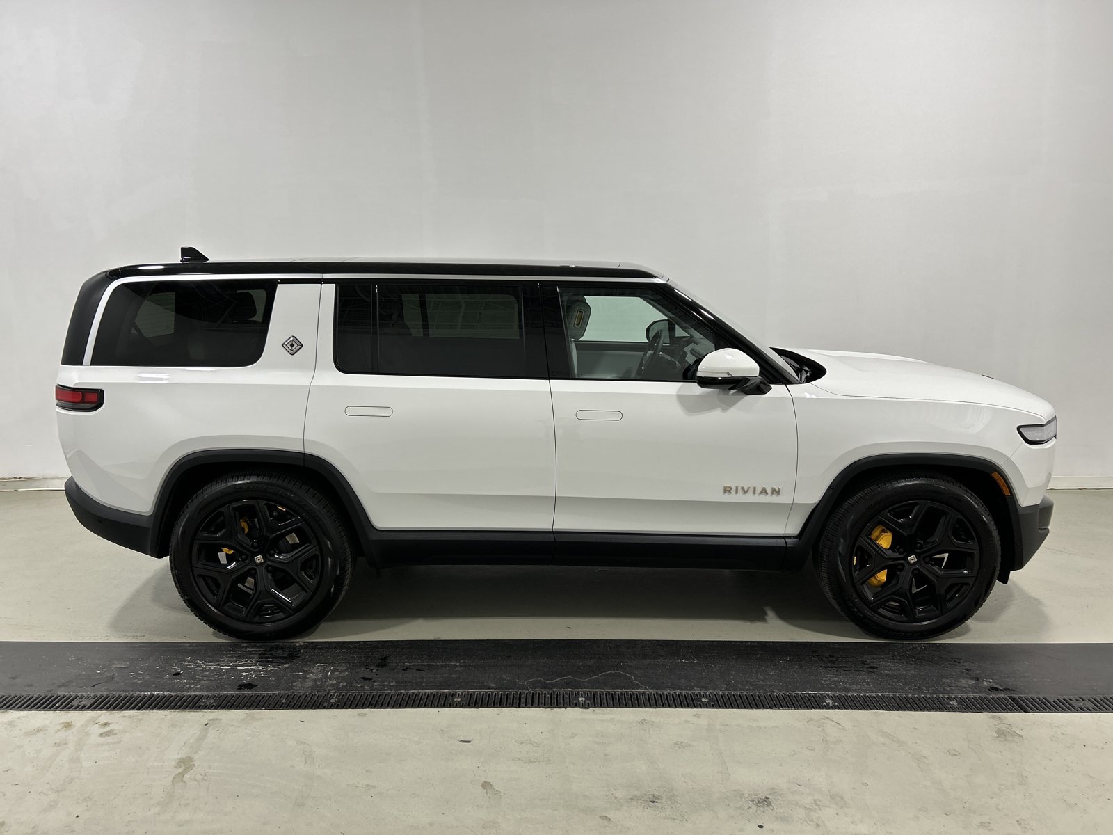 Used 2024 Rivian R1S Adventure AWD/4WD image 6