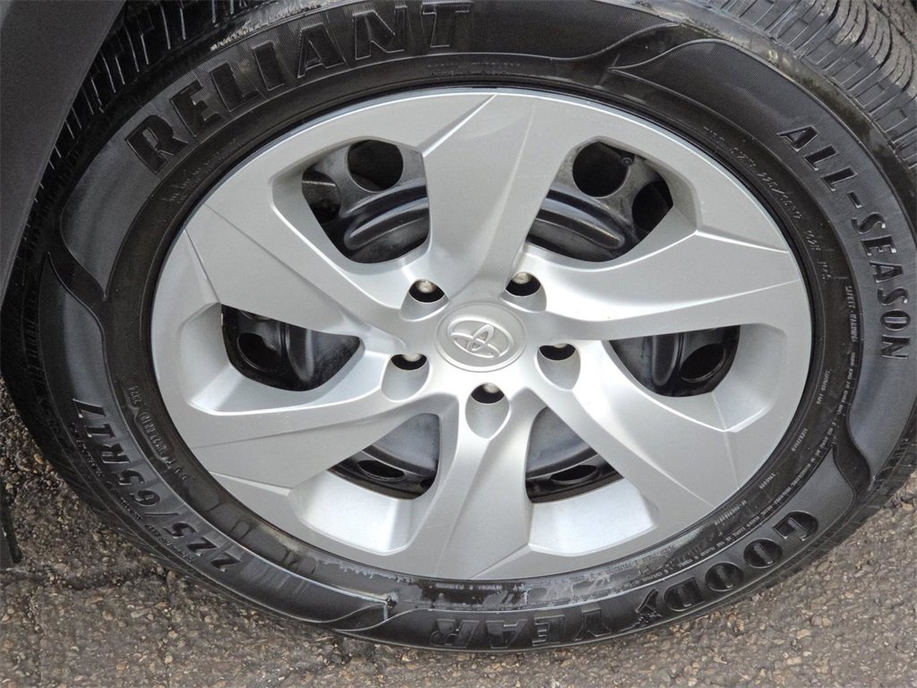 Used 2021 Toyota RAV4 LE image 7