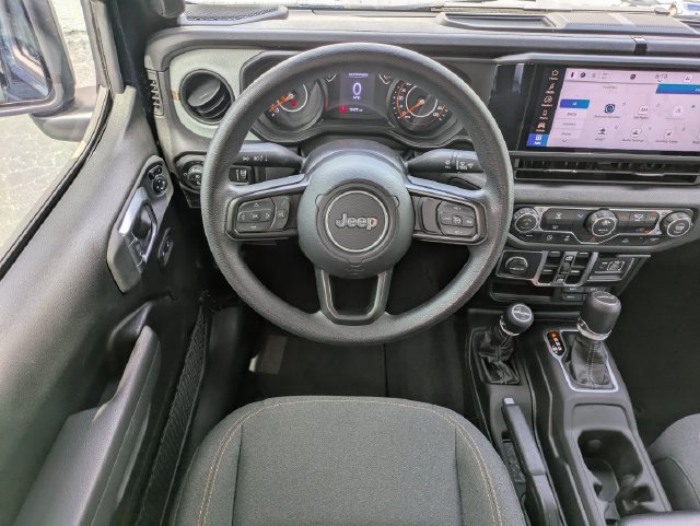 Certified 2025 Jeep Gladiator Overland AWD/4WD image 11