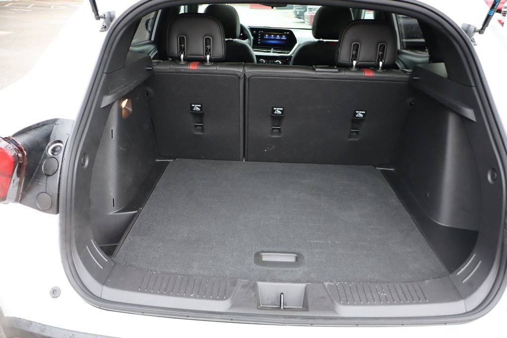 Used 2025 Chevrolet Trax RS w/ Sunroof Package image 36