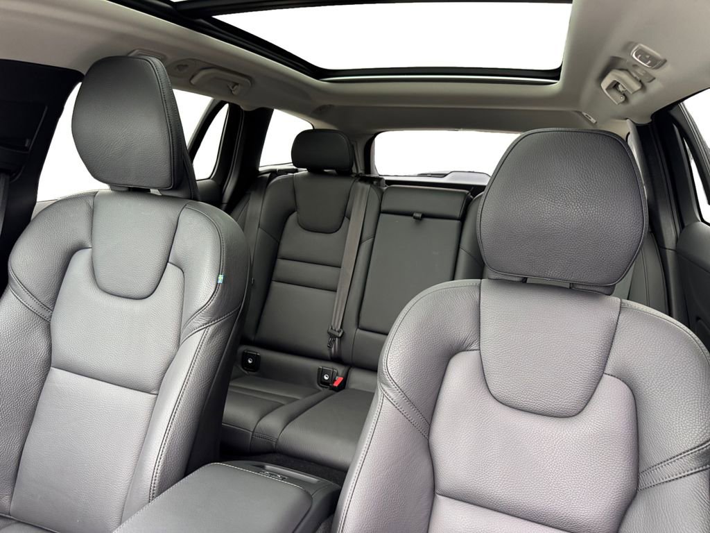 Certified 2025 Volvo V60 B5 Cross Country Plus AWD/4WD image 23