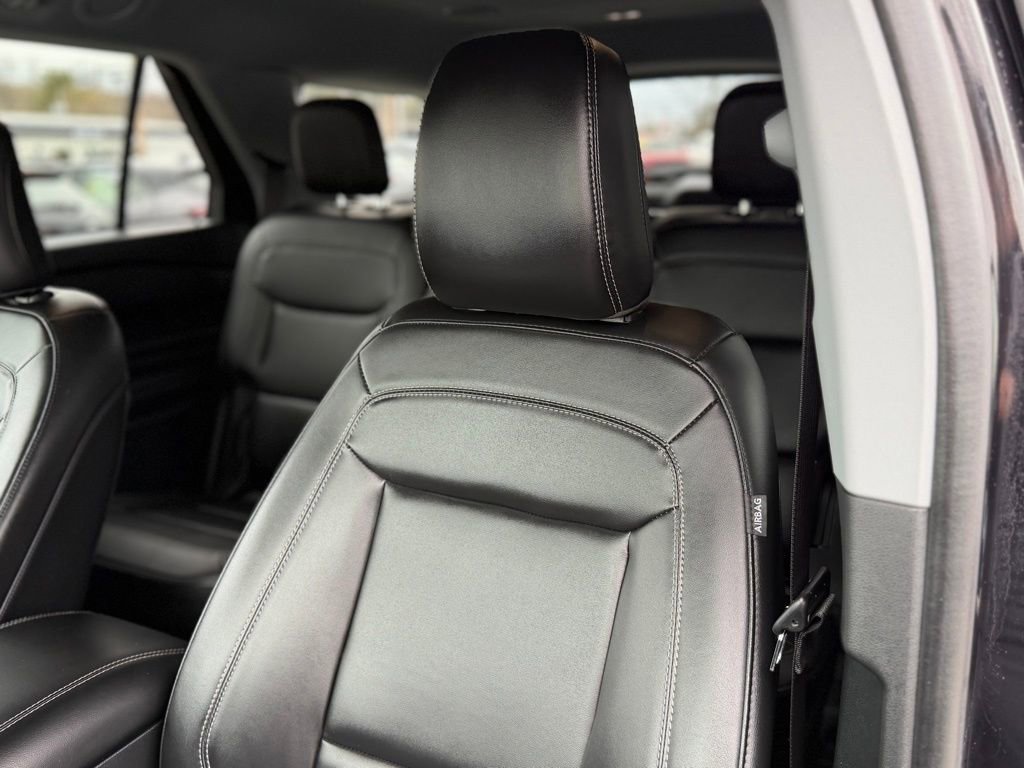 Used 2022 Ford Explorer XLT w/ Equipment Group 202A image 12