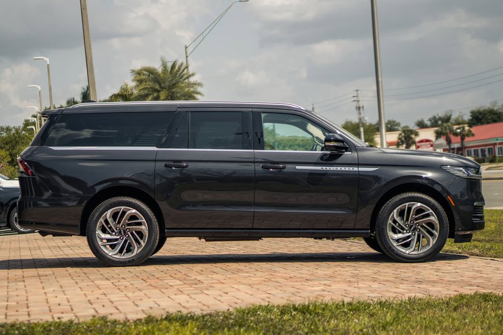 Used 2025 Lincoln Navigator L Reserve image 6